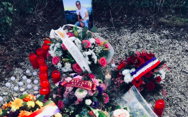 Les fleurs déposées en hommage à Ilan Halimi, le 13 février 2022, à Sainte-Geneviève-des-Bois (Essonne). (Crédit : @BHL / Twitter)