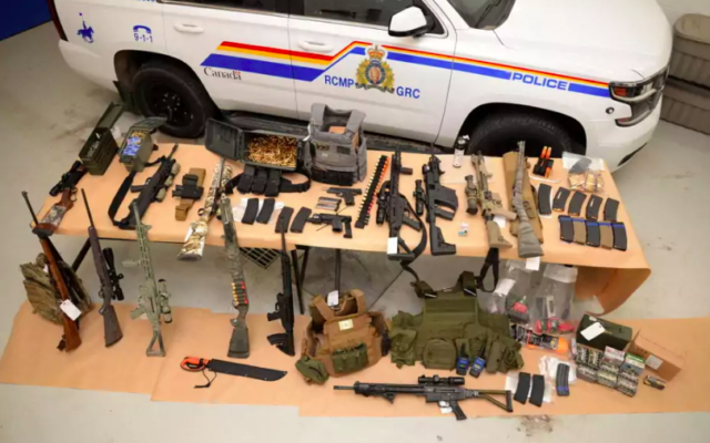 Les armes saisies par la Gendarmerie royale du Canada à Coutts, au Canada. (Crédit : Gendarmerie royale du Canada / Twitter)