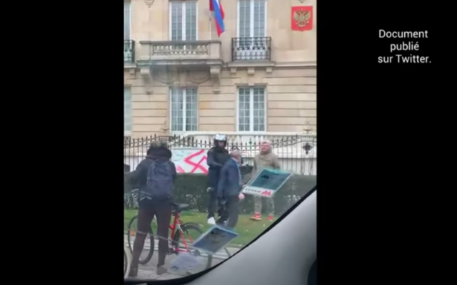 Strasbourg : Des croix gammées sur le consulat général de Russie. (Crédit : capture d'écran vidéo / Twitter)