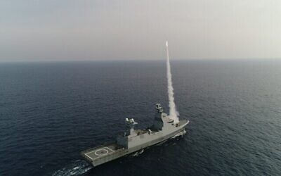 Un système de défense antimissile Dôme de Fer tire un intercepteur depuis une corvette Saar-6, sur une cible lors d'un exercice début 2022. (Crédit : Ministère de la Défense)