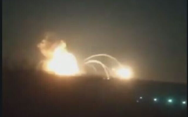 Une photo d'une vidéo montrant supposément des frappes de missiles à Dnipro, en Ukraine, le 24 février 2022. (Capture d'écran : Twitter)