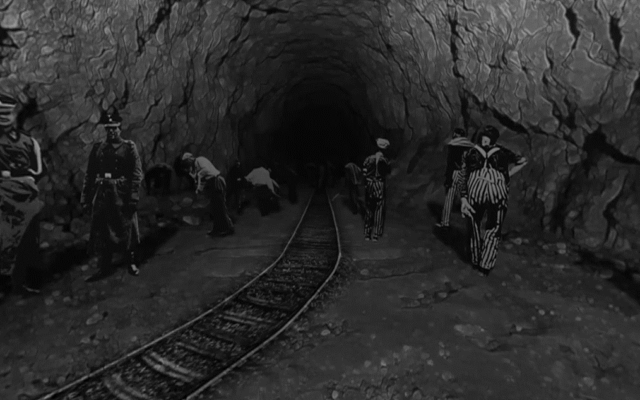 Une scène montrant les tunnels où les Juifs étaient mis aux travaux forcés dans le camp de concentration d'Ebensee dans le film  "Ne m'oubliez pas",  l'un des deux films présentés lors de l'exposition de réalité virtuelle ‘The Journey Back’ au musée de la Shoah de Chicago. (Autorisation)