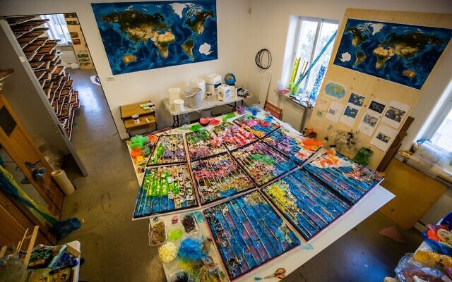 L’atelier de l’artiste Beverly Barkat où elle a travaillé sur sa dernière œuvre, « Earth Poetica », à l’aquarium de Jérusalem à partir du 6 février 2022. (Avec l’aimable autorisation d’Oren Ben Hakoon)