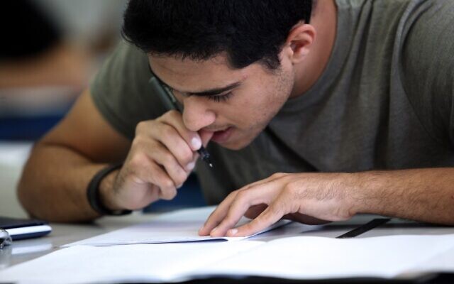 Un élève du lycée Hartman de Jérusalem passe un examen de fin d'études en mathématiques en 2010 (Yossi Zamir / Flash90)
