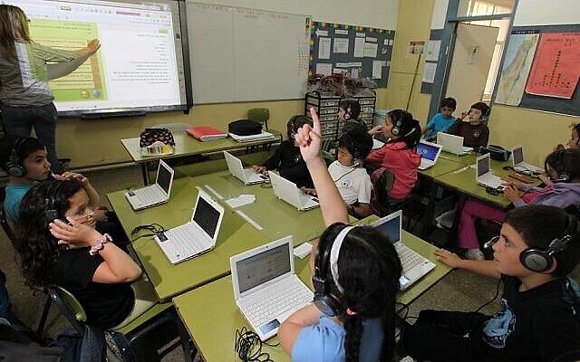 Des enfants israéliens utilisent des ordinateurs en classe dans le cadre d'une étude de la municipalité de Jérusalem et du Ministère de l'Education (Kobi Gideon/ Flash 90)
