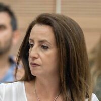 La députée Ghaida Rinawie Zoabi assiste à une réunion de la commission spéciale sur les affaires de la société arabe, à la Knesset, le parlement israélien à Jérusalem, le 21 juin 2021. (Crédit : Yonatan Sindel/Flash90)