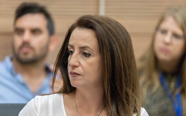 La députée Ghaida Rinawie Zoabi assiste à une réunion de la commission spéciale sur les affaires de la société arabe, à la Knesset, le parlement israélien à Jérusalem, le 21 juin 2021. (Crédit : Yonatan Sindel/Flash90)