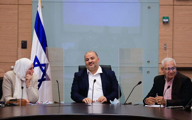 Mansour Abbas, chef du parti Ra'am, dirige une réunion de faction, à la Knesset, le 4 octobre 2021. (Olivier Fitoussi/Flash90)