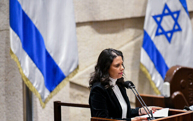 La ministre de l'Intérieur Ayelet Shaked s'exprime dans la salle de la Knesset, le 15 décembre 2021. (Crédit : Arie Leib Abrams/Flash90)
