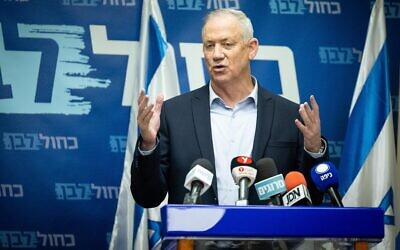 Le ministre de la Défense Benny Gantz lors d'une réunion de la faction Kakhol lavan à la Knesset, le 31 janvier 2022. (Crédit : Yonatan Sindel/Flash90)