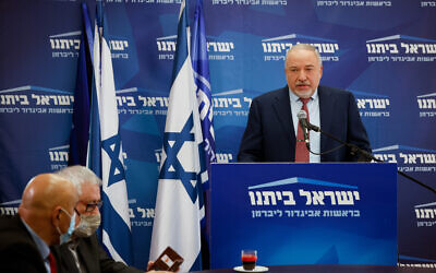 Le ministre des Finances Avigdor Liberman s'exprime lors d'une réunion de faction de son parti Yisrael Beytenu à la Knesset, à Jérusalem, le 7 février 2022. (Olivier Fitoussi/Flash90)