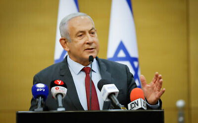 Le leader de l'opposition Benjamin Netanyahu s'exprime pendant une réunion de faction du Likud à la Knesset, le 7 février 2022. (Crédit : Olivier Fitoussi/Flash90)