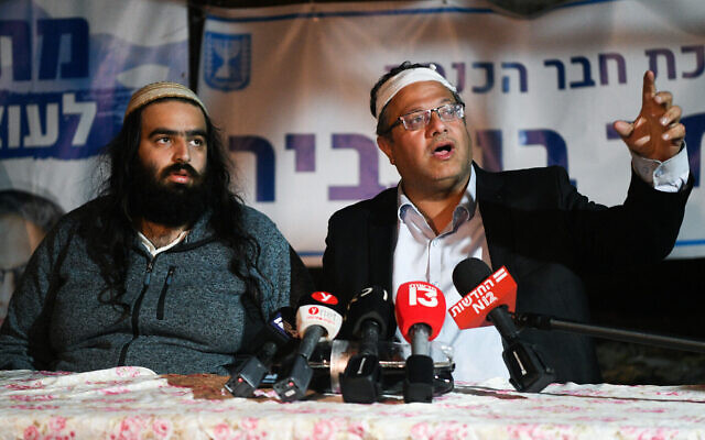 Le député Itamar Ben Gvir (à droite) avec Tal Yushuvayev, dont la maison a été incendiée , à une conférence de presse dans son bureau de fortune dans le quartier de Sheikh Jarrah à Jérusalem-Est, le 14 février 2022. (Crédit : Arie Leib Abrams/Flash90)