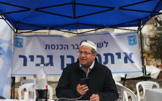 Itamar Ben Gvir arrive à son bureau après avoir été apparemment blessé à la la tête, la nuit précédente, dans des affrontements à Sheikh Jarrah, un quartier de Jérusalem-Est, le 14 février 2022. (Crédit : Flash90)