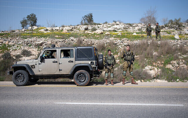 Photo d'illustration : Des soldats israéliens près de Naplouse, en Cisjordanie, le 18 février 2022. (Crédit : Sraya Diamant/Flash90)