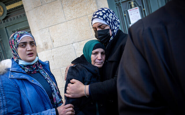 Les membres de la famille d'Iyad Halak, un jeune autiste de 32 ans qui avait été abattu dans la Vieille Ville de Jérusalem, après l'audience du procès du policier des frontières accusé d'avoir tué le trentenaire à la Cour de district de Jérusalem, le 27 février 2022. (Crédit :  Yonatan Sindel/Flash90)