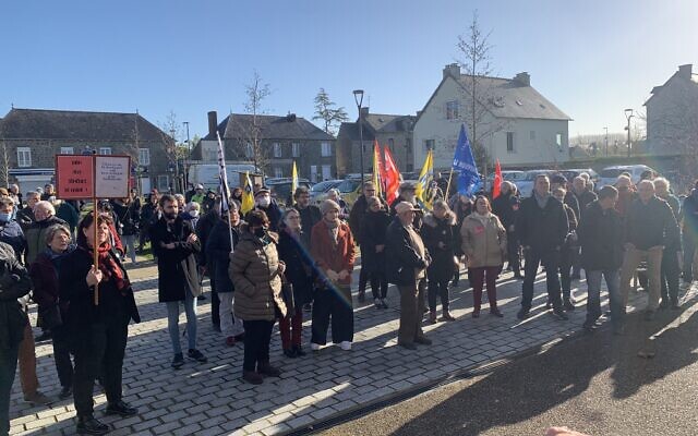 Une manifestation organisée à l’initiative de partis politiques et mouvements de gauche et d’extrême gauche suite à des tags antisémites, le 5 février 2022, à Saint-Domineuc (Ille-et-Vilaine). (Crédit : Twitter / @StephaneLenfant)