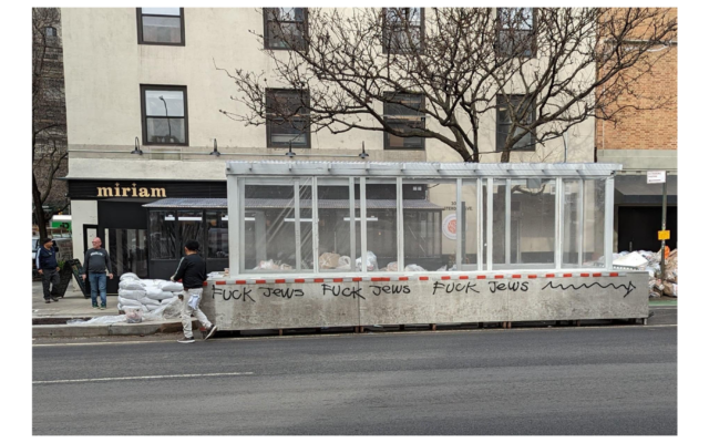 Miriam, un nouveau restaurant israélien de l'Upper West Side, vu ici sur une photo partagée par le l'élu de l'arrondissement de Manhattan, Mark Levine, a été vandalisé avec des graffitis antisémites, le 17 février 2022. (Twitter via JTA)