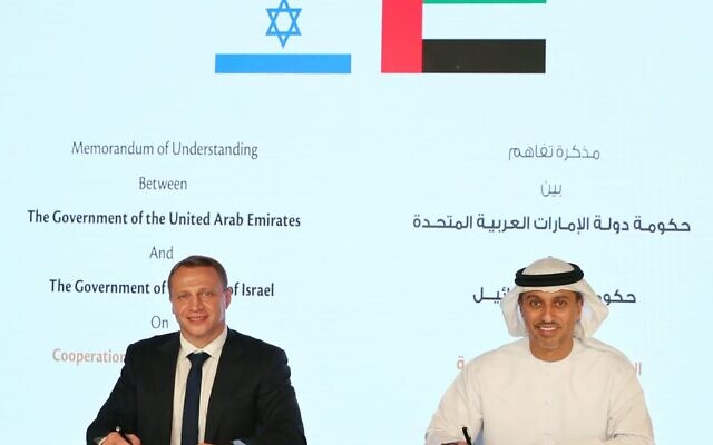 Le ministre du Tourisme Yoel Razvozov et le ministre d'État de l'entrepreneuriat Ahmad Belhoul signent un accord à Dubaï, le 9 février 2022. (Crédit : ministère du Tourisme)