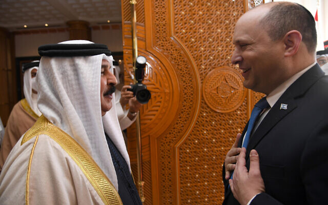 Le roi de Bahreïn Hamad bin Isa al-Khalifa, à gauche, accueille le Premier ministre Naftali Bennett à son palais de Manama, le 15 février 2022. (Crédit : Haim Zach/GPO)