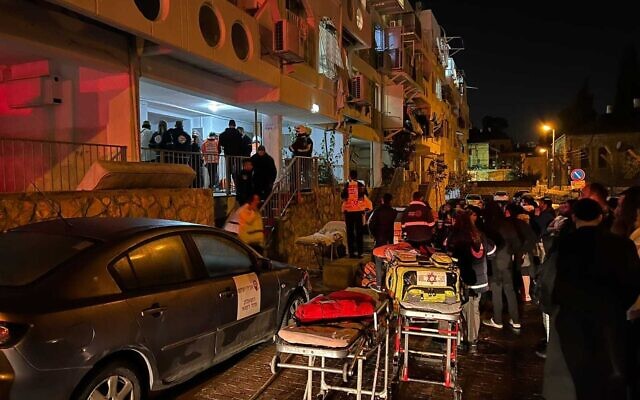 Les secours sur les lieux de l'incendie d'un appartement de la rue Daniel à Jérusalem, dans lequel un garçon de 12 ans a été tué le 1er février 2022. (Autorisation)