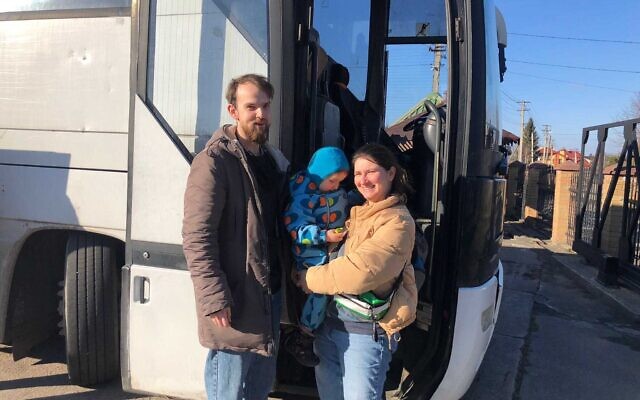 Des Israéliens quittant l'Ukraine à côté d'un bus de l'ambassade évacuant des citoyens de Lviv vers la Pologne. (Crédit : Ambassade d'Israël en Ukraine)