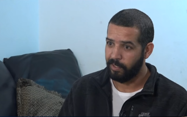 Saeed Mousa, un Arabe israélien qui a été agressé par des voyous juifs israéliens au mois de mai 2021, s'exprime devant les caméras de la chaîne Kan, le 11 février 2022. (Capture d'écran)