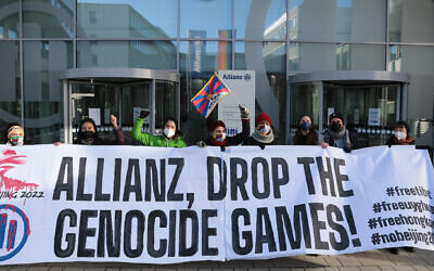 Des membres de l'organisation Never Again Right Now manifestent au siège d'Allianz à Berlin, le 21 janvier 2022. (Crédit : Tibet Initiative Germany via JTA)