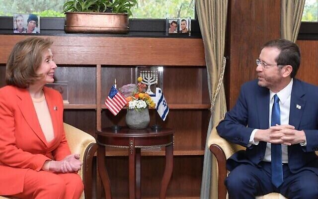 La Présidente de la Chambre des Représentants des Etats-Unis, Nancy Pelosi, rencontre le Président Isaac Herzog à Jérusalem le 16 février 2022. (Amos Ben-Gershom/GPO)
