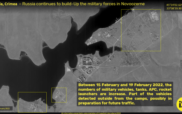 Une photo satellite fournie par ImageSat international (ISI) montre les forces russes dans la péninsule de Crimée annexée, le 19 février 2022.