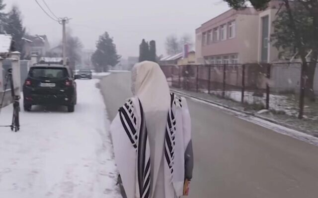Un membre de la secte juive Tev Lahor en Bosnie-Herzégovine, dans un reportage diffusé sur la chaîne N1 BiH, le 28 janvier 2021. (Capture d'écran/ YouTube)