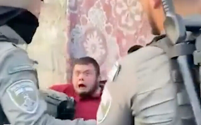 Muhammad Aljoni, un jeune trisomique bousculé par la police lors d'une manifestation à Sheikh Jarrah, à Jérusalem-Est, le 21 février 2022. (Capture d'écran)