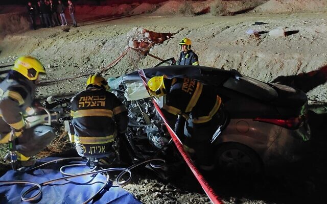 Les sapeurs-pompiers sur les lieux d'un accident de voiture meurtrier dans la vallée du Jourdain, le 11 février 2022. (Crédit : Sapeurs-pompiers)