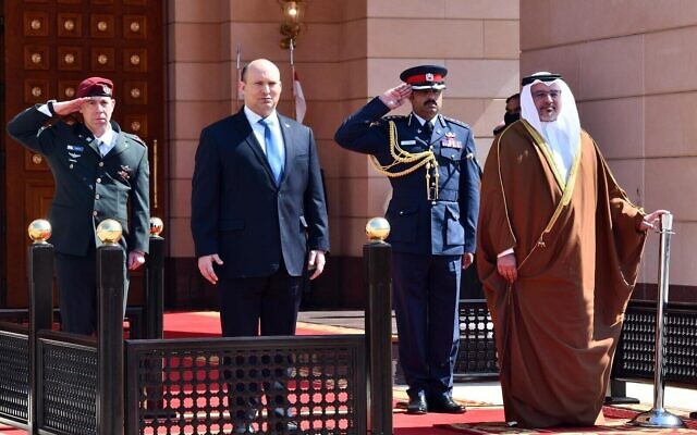 Le Premier ministre Naftali Bennett aux côtés du prince héritier et Premier ministre du Bahreïn Salman bin Hamad Al Khalifa à son bureau de Manama, le 15 février 2022. (Crédit : Haim Zach/GPO)