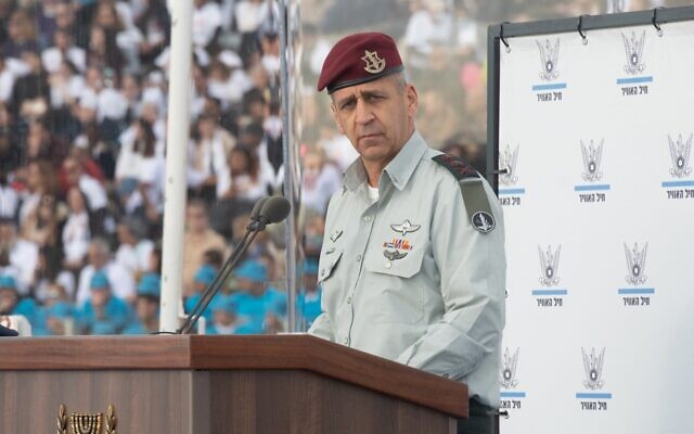 Le chef de l'armée israélienne, Aviv Kohavi, prend la parole lors d'une cérémonie marquant la fin du cours de pilotage de l'armée de l'air israélienne, sur la base aérienne de Hatzerim, dans le sud d'Israël, le 22 décembre 2021.(Crédit : Tsahal)