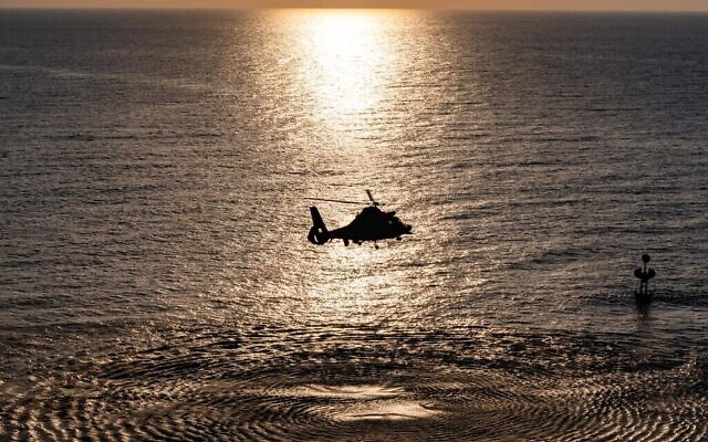 Sur une photo non-datée, un hélicoptère de la marine israélienne de type AS565 en vol au-dessus de la mer. (Crédit : Armée israélienne)