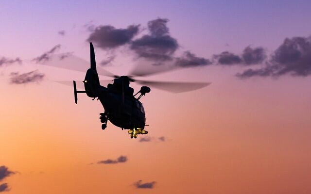Sur une photo non-datée; un hélicoptère israélien de type AS565 Panther vole au crépuscule. (Crédit : Armée israélienne)
