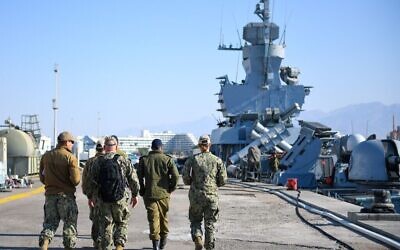 Des marins américains et israéliens  marchent sur la base navale israélienne d'Eilat pendant  l'exercice conjoint IMX conduit par les Etats-Unis, en février 2022. (Crédit: Armée israélienne)