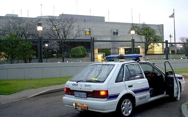 Une voiture de police sud-africaine devant l'ambassade des États-Unis à Pretoria, le 11 septembre 2001. (Crédit : Nerrisa Korb / AFP)