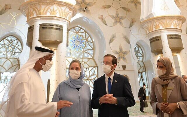 Le président Isaac Herzog et la Première dame Michal Herzog dans la Grande mosquée Sheikh Zayed à Abu Dhabi, le 31 janvier 2022. (Crédit : Amos Ben Gershom/ GPO)