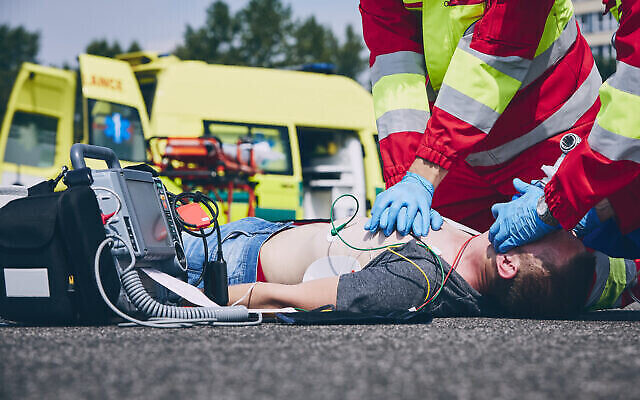 Réanimation cardiaque par une équipe médicale sur la route. Illustration.( Crédit: Chalabala via iStock Getty Images)