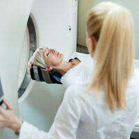 Illustration : Une femme subissant un scanner dans le cadre d'un dépistage du cancer. (Crédit : Drazen Zigic via iStock by Getty Images)