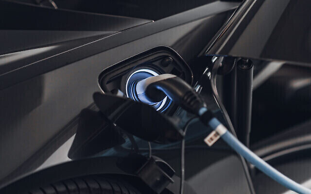 Illustration d'une voiture électrique rechargeable.