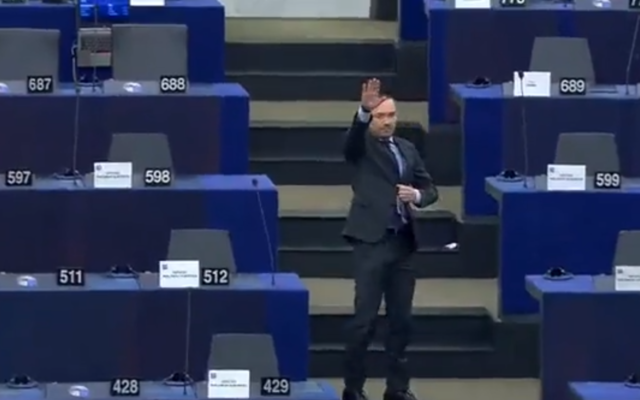 L'eurodéputé bulgare Angel Dzhambazki fait un salut nazi dans l'hémicycle du Parlement européen, à Strasbourg, le 16 février 2022. (Capture d'écran)