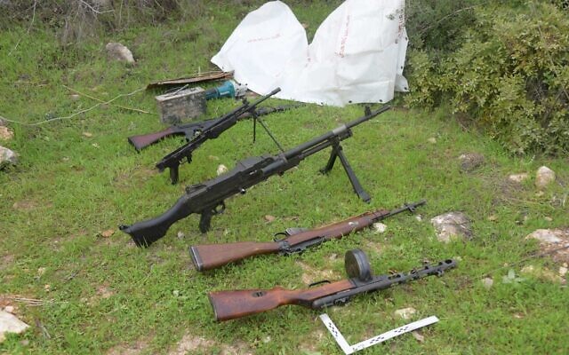 Des armes volées au musée Golani, dans le nord d'Israël, retrouvées par la police, le 19 février 2022. (Crédit : Police israélienne)