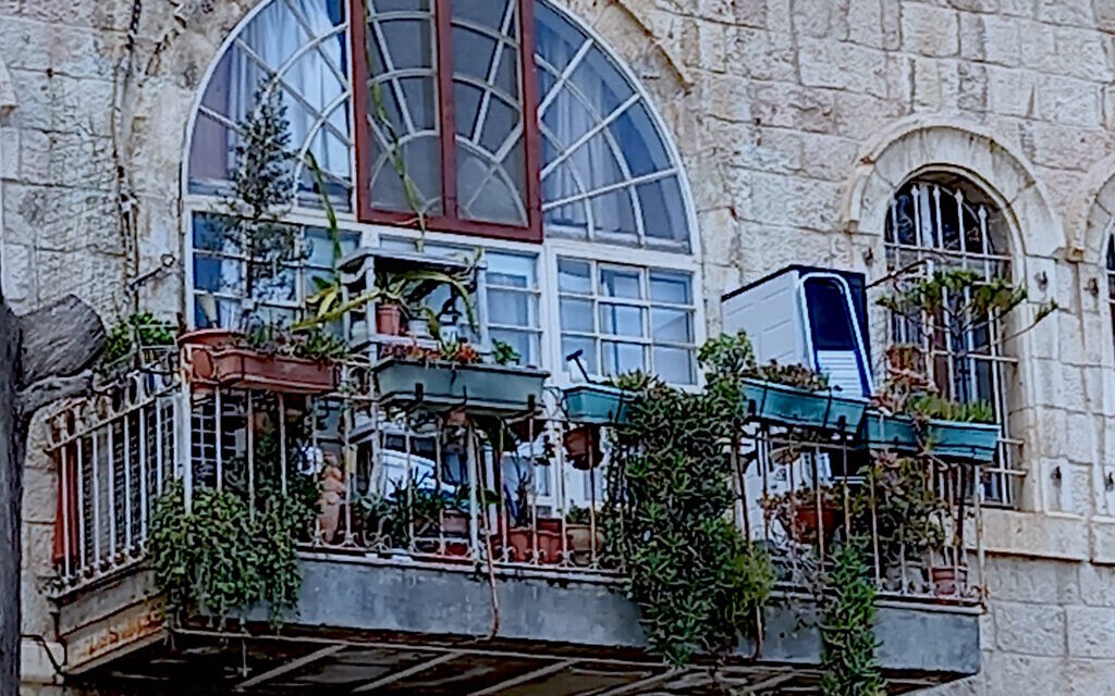 Le balcon d'une maison de Mousrara. (Crédit : Cathy Bat Or)