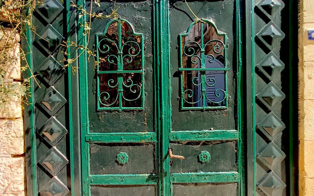 Le portail d'une maison de Mousrara. (Crédit : Cathy Bat Or)