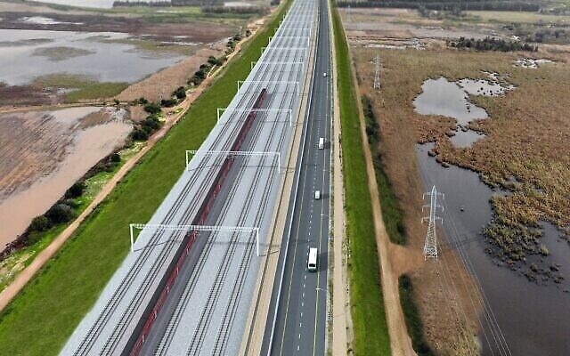 Vue du système ferroviaire élargi et de la route prévue pour traverser le marais de Poleg. (Crédit : Société nationale des routes d'Israël)