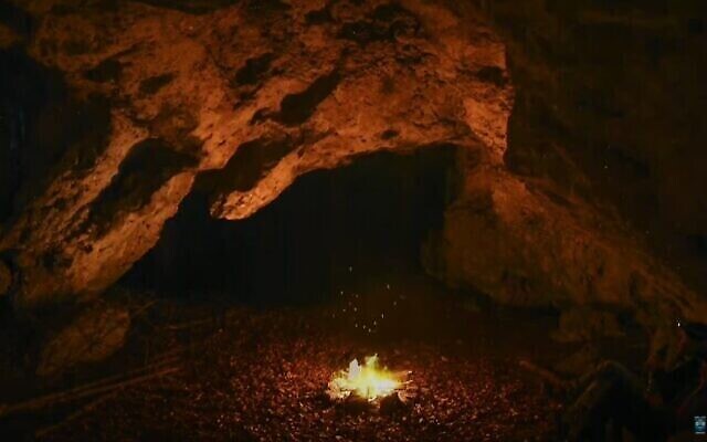 Photo d'illustration : Un feu dans une grotte. (Capture d'écran)