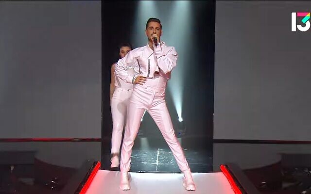 Michael Ben David chante "I.M" pendant la finale de l'émission X-Factor, le 5 février 2022. (Capture d'écran/YouTube)